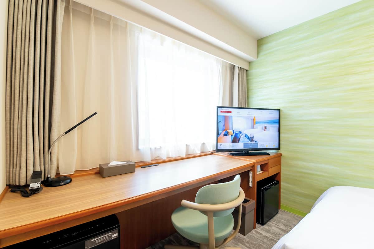 down duvets, tempur-pedic beds, desk, free wifi