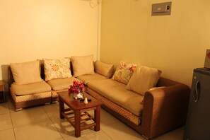 Cottage, 2 kamar tidur | Area keluarga | Televisi layar datar 32-inci dengan saluran TV premium dan TV LCD