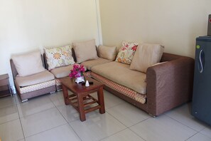 Casa de campo, 2 quartos | Área de estar | TV de tela plana 32 polegadas com canais de TV premium, TV LCD