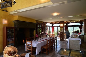 Esmorzar diari d'estil bufet (15 CHF per persona)