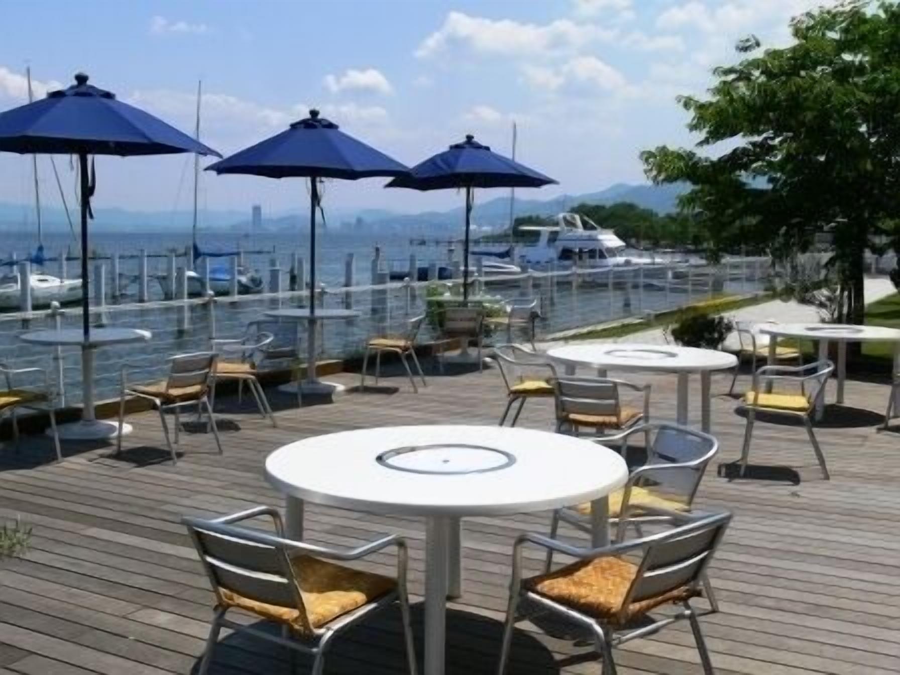 Tempat makan luar