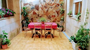 Dining - Beachfront villa with private garden and patio and free parking on the street. (Moaña)