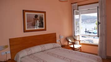 3 chambres, bureau, fer et planche à repasser, lit de bébé portatif