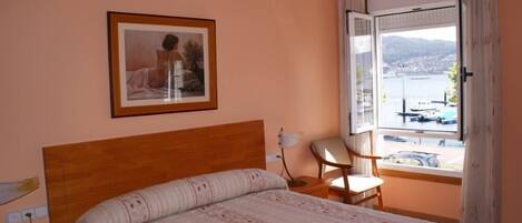 3 habitaciones, escritorio y tabla de planchar con plancha