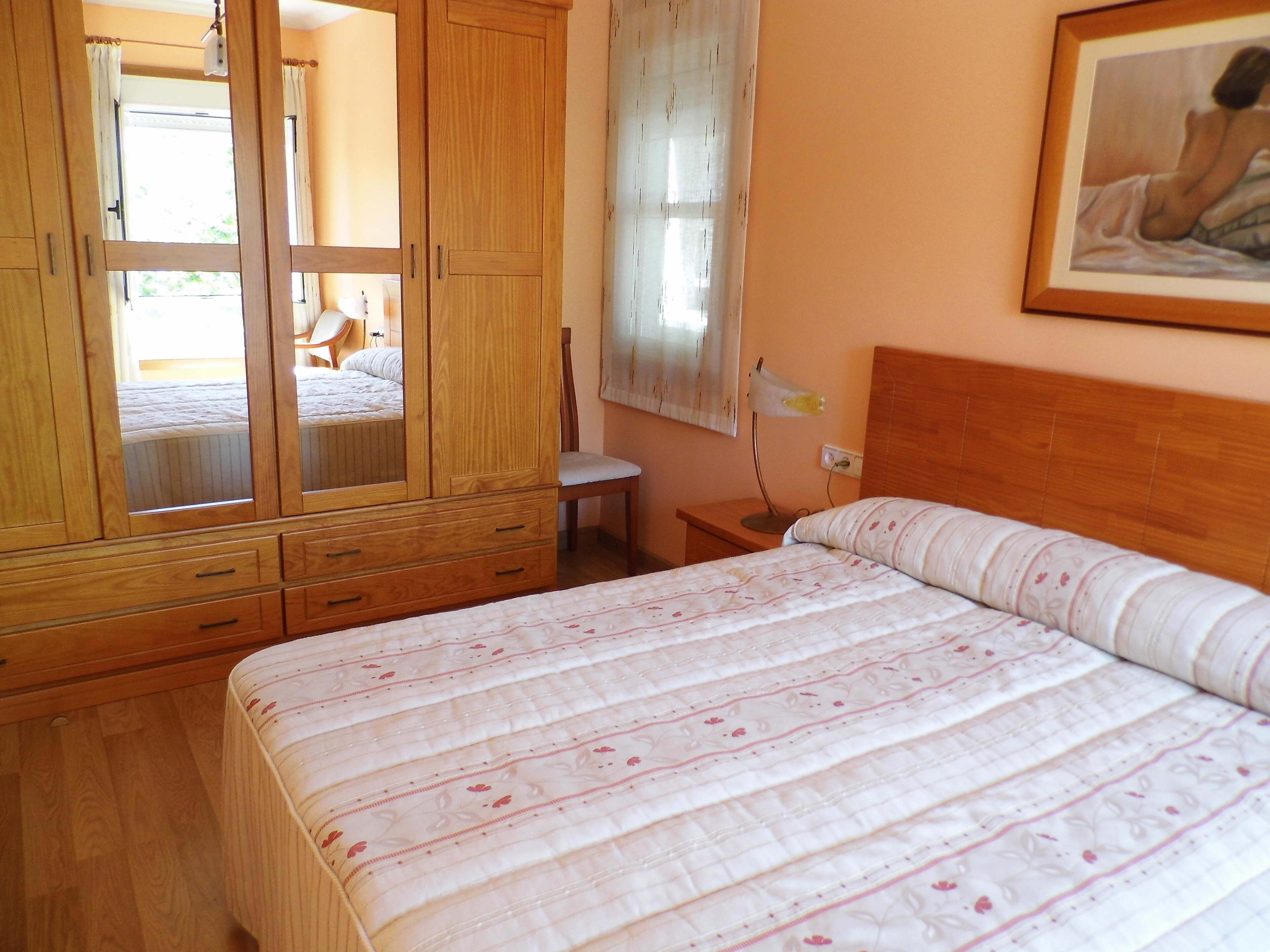 3 chambres, bureau, fer et planche à repasser, lit de bébé portatif