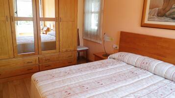 3 chambres, bureau, fer et planche à repasser, lit de bébé portatif