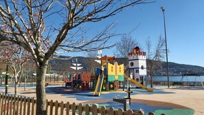 Children's area - Beachfront villa with private garden and patio and free parking on the street. (Moaña)