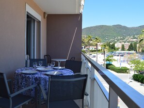 Outdoor dining - Accessible apartment, A/C, garage, close to beach and shops (Cavalaire-sur-Mer)