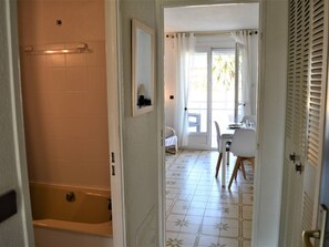 Dining - Accessible apartment, A/C, garage, close to beach and shops (Cavalaire-sur-Mer)