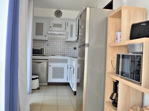 Fridge, microwave, stovetop, dishwasher - Accessible apartment, A/C, garage, close to beach and shops (Cavalaire-sur-Mer)