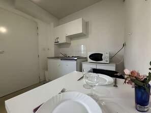 Kühlschrank, Mikrowelle, Herdplatte, Wasserkocher mit Kaffee-/Teezubehör