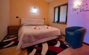 Skrivbord, barnsängar, gratis wi-fi och sängkläder