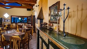 A restaurant with wooden beams, a green counter, and a large window. - Agriturismo Il Borgo sul Lago (Maierato)