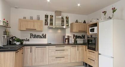 Renoviertes Landhaus mit Seeblick, großes Grundstück, Heimkino, Terrasse, haustierfreundlich