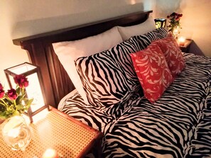 Dubbelrum - eget badrum - utsikt mot innergården | Individuell inredning, unika möbler och arbetsyta för laptop