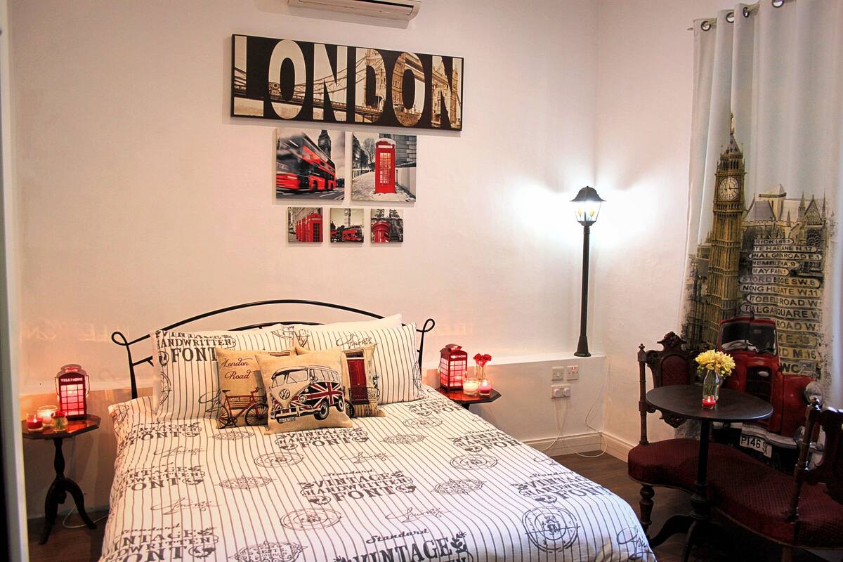 Espacio para trabajar con laptop y cortinas blackout 