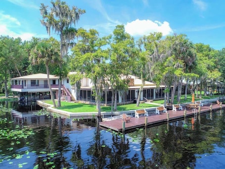 Exterior. River Bend Lodge Bring your boat, Fish off dock