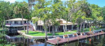 川の正面のプライベートロッジ！あなたのボートを持ってきてください - ドックからの魚 -  30分。デイトナへ