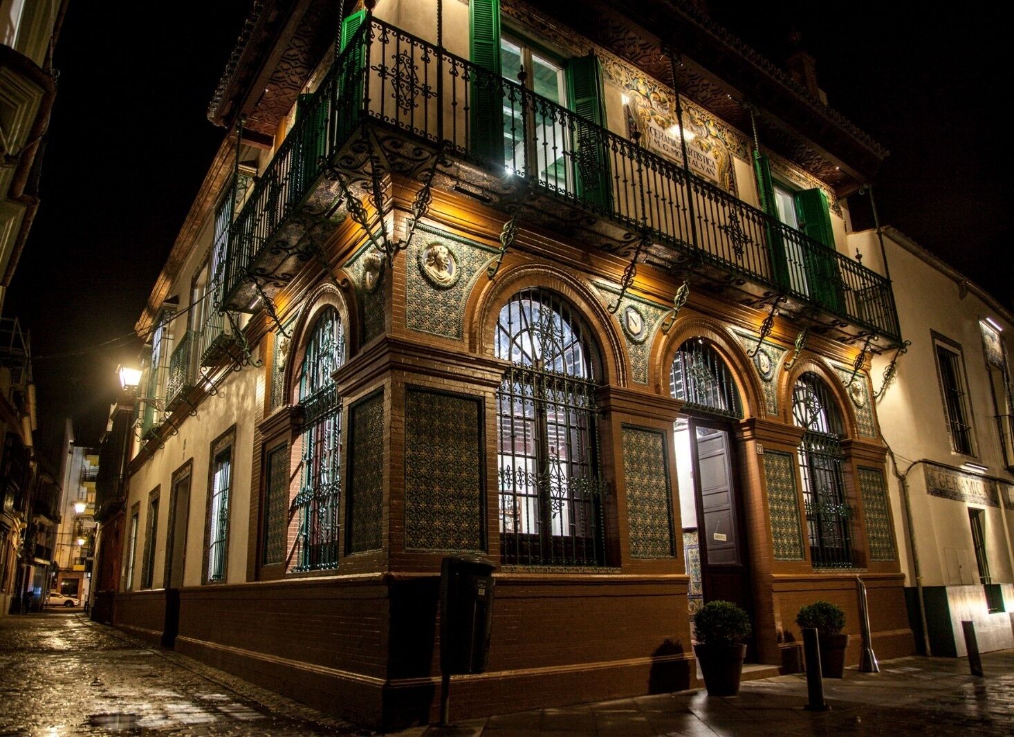 Vista frontal de la propiedad por la tarde o noche
