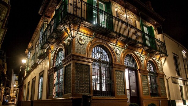 Fachada de la propiedad por la tarde o noche