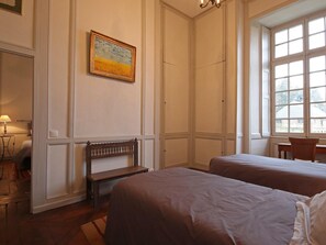 2 室のベッドルーム、WiFi (無料)