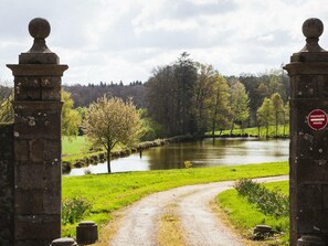 Property grounds - Historic home in a castle with garden and WIFI (Le Grais)