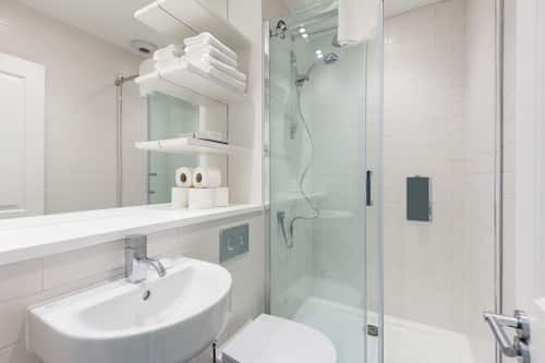 Deluxe Apartment, 1 Bedroom | Bathroom | Free toiletries, hair dryer, towels
