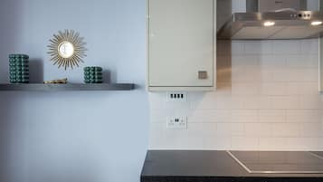Apartamento luxo, 1 quarto | Cofres nos quartos, individualmente decorados