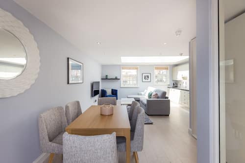Deluxe Apartment, 2 Bedrooms | Private kitchen | Fridge, microwave, oven, stovetop