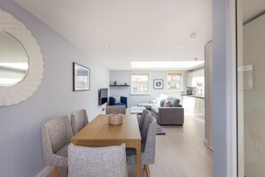 デラックス アパートメント 2 ベッドルーム | 専用キッチン | 冷蔵庫、電子レンジ、オーブン、コンロ