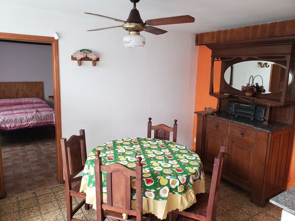 Tavanomainen huoneisto, useita sänkyjä, näköala pihalle | Pimennysverhot, ilmainen Wi-Fi