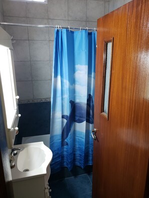 Club Apartment, Multiple Beds, Courtyard View | Bathroom | Towels - La Naranjita (Rosario)