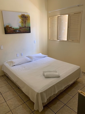 Quarto duplo econômico | 10 quartos, frigobar, roupa de cama