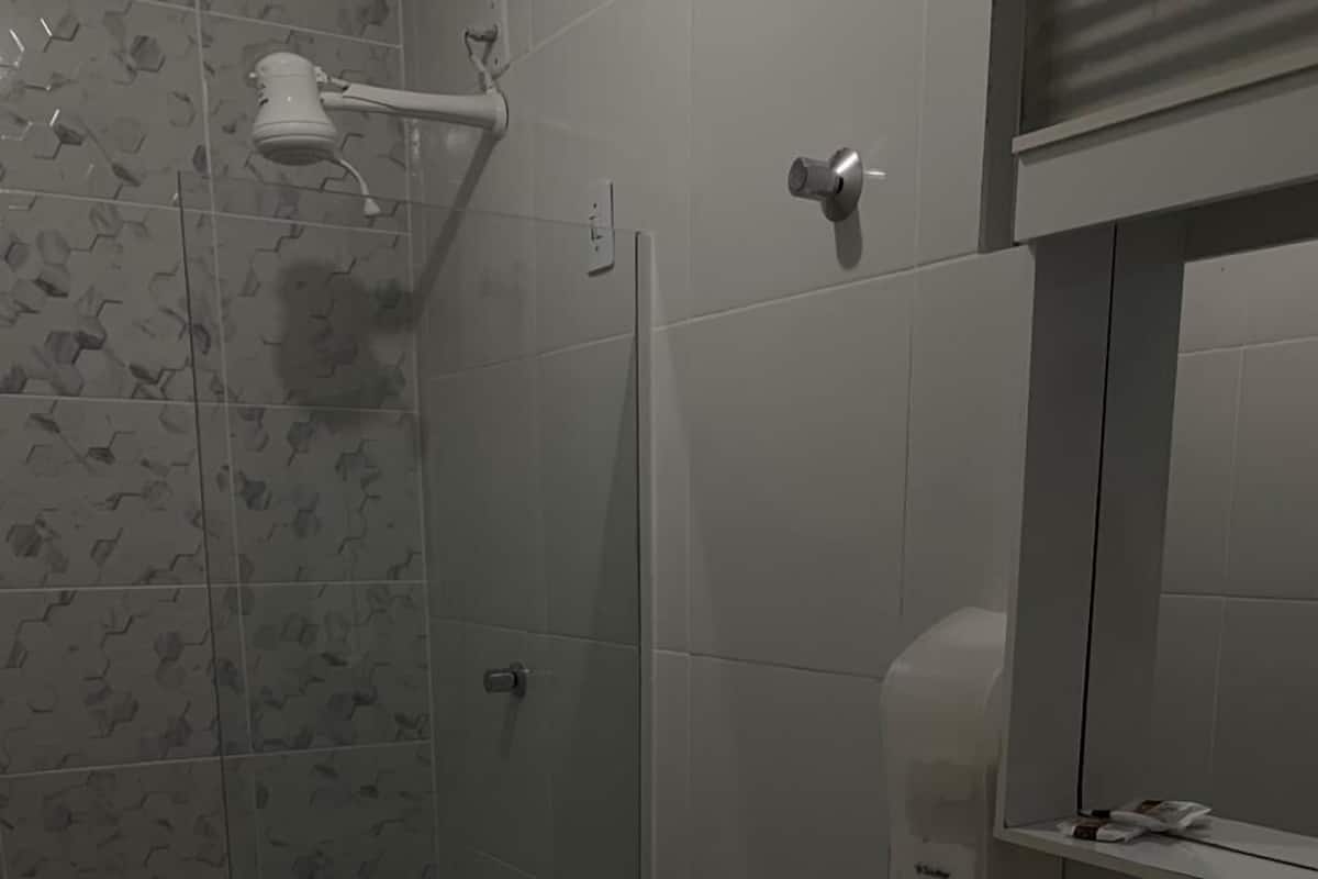 Economy Twin kamer | Badkamer | Een douche, een regendouche, gratis toiletartikelen, handdoeken