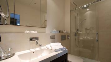 Ducha, cabezal de ducha tipo lluvia, secador de pelo y albornoces