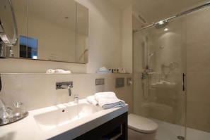 Een douche, een regendouche, een haardroger, badjassen