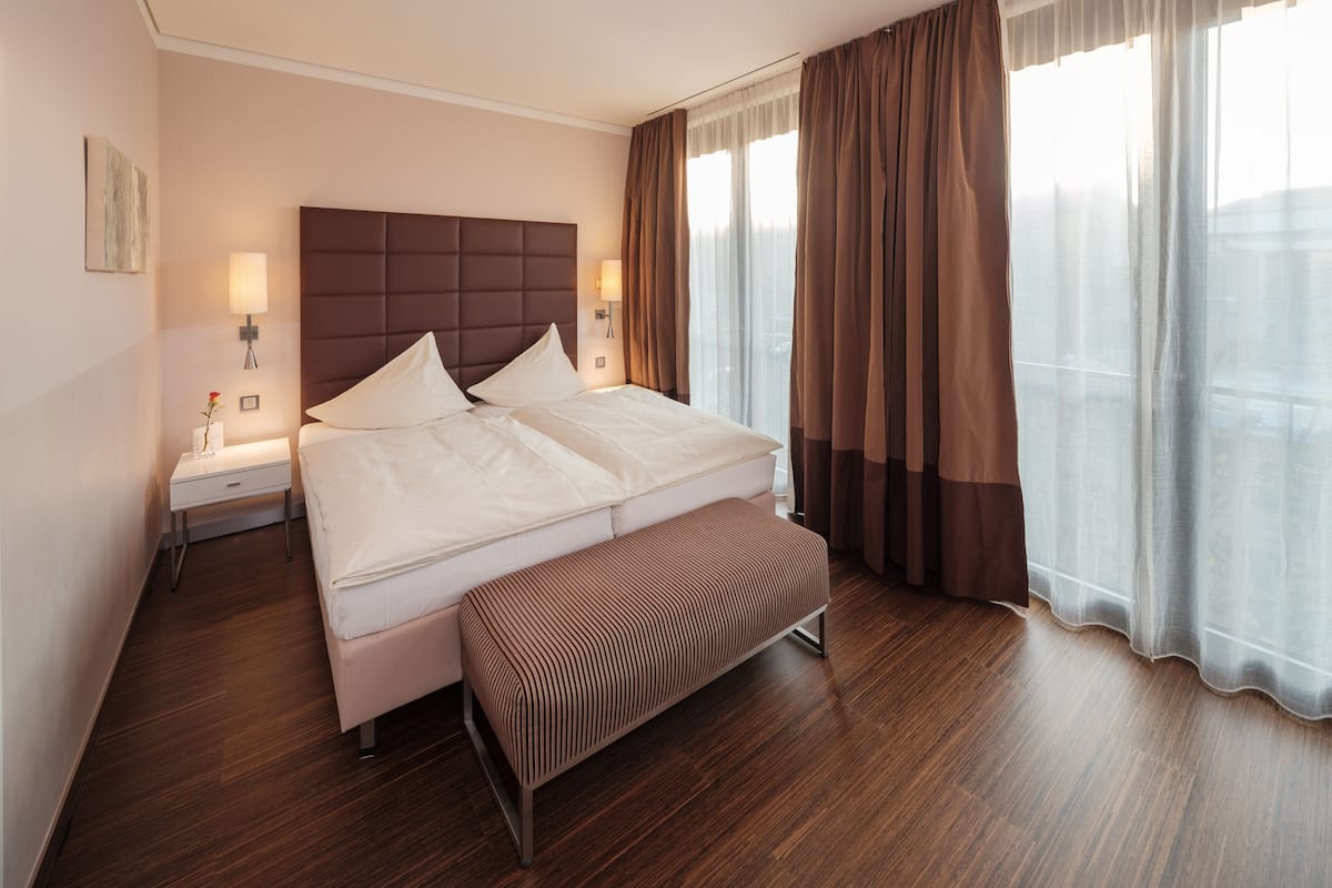Ropa de cama hipoalergénica y minibar