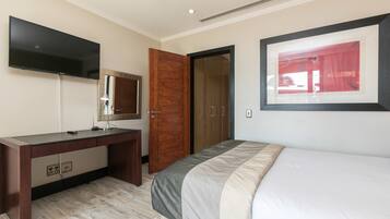 Apartemen, 2 kamar tidur | 2 kamar tidur, brankas, meja kerja, dan setrika/meja setrika