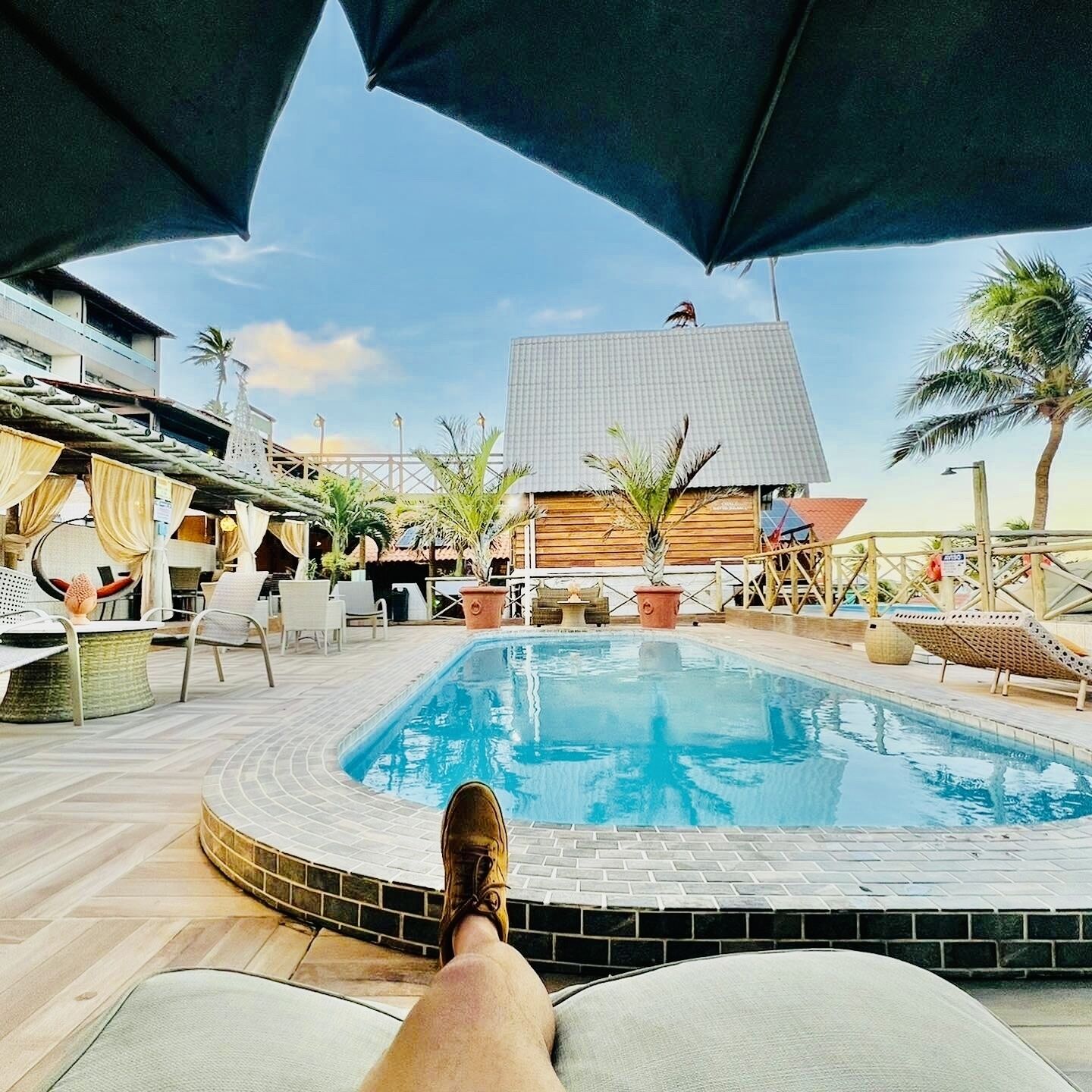 Piscina externa, guarda-sóis, espreguiçadeiras