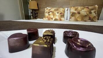 Apartamento, 1 cama King, vista para o mar | Frigobar, Wi-Fi de cortesia, roupa de cama