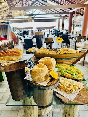 Daily buffet breakfast (BRL 39 per person) - Pousada Beach House Coqueirinho (Conde)