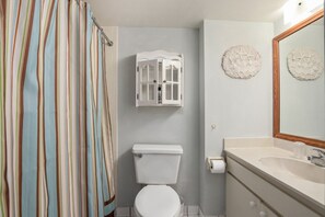 Tina, secadora de cabello, toallas 