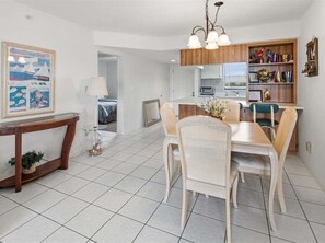 Dining - Waterfront 2BR condo with pool, wifi, and marina access. (Marco Island)