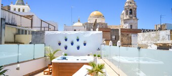 Penthouse with tropical spa terrace above roman theatre