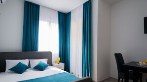 Basic Studio, 1 Queen Bed, Garden View | Desk, laptop workspace, soundproofing, iron/ironing board - Apartmans Sunrise (Igalo)