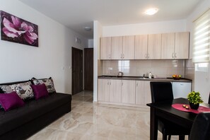 Family Studio, Mountain View | Private kitchenette | Fridge, stovetop, electric kettle, cookware/dishes/utensils - Apartmans Sunrise (Igalo)