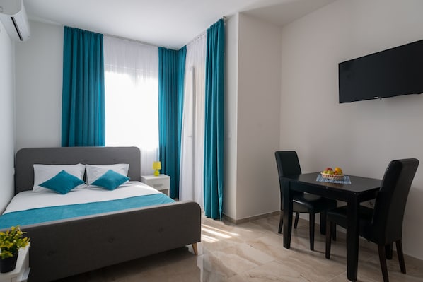 Estudio básico, 1 cama Queen size, vista al jardín | Escritorio, espacio para trabajar con laptop y insonorización