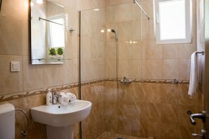Estudio Confort, vista al jardín | Baño | Regadera, amenidades de baño gratuitas, secadora de cabello, toallas