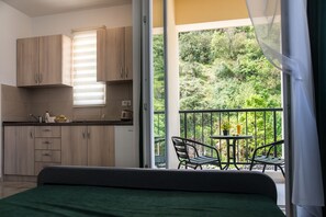 コンフォート スタジオ ガーデンビュー | デスク、ノートパソコン用作業スペース、防音設備、アイロン / アイロン台