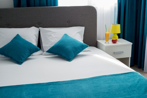 Basic Studio, 1 Queen Bed, Garden View